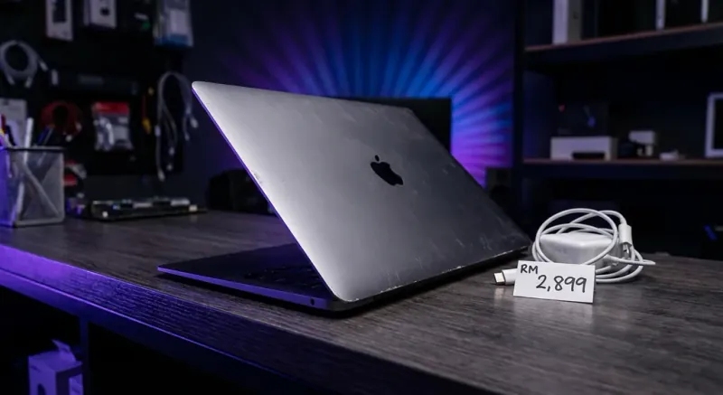 MacBook Air M1 second hand dengan skrin terbuka menunjukkan Apple logo dan keyboard